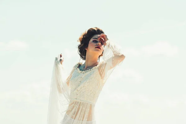Estilo retro y maquillaje para mujer joven en vestido blanco. pose mujer retro sobre fondo cielo azul en estilo vintage — Foto de Stock