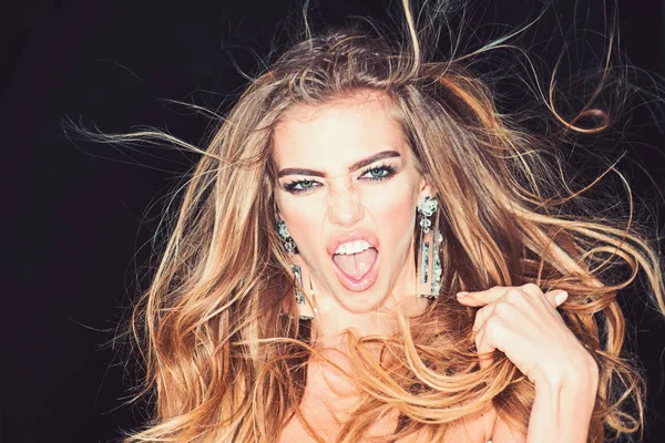 Bağırarak kıvırcık olan kadın stüdyoda poz büyük güzel Küpe moda fotoğrafı.