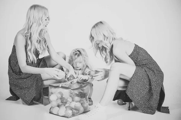 Child small boy and twins women, relatives. — Stock Photo, Image