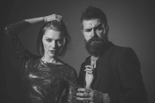 Concepto de fiesta corporativa. Hombre y mujer en ropa de lujo beber —  Fotos de Stock