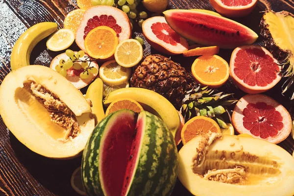 Vodní meloun meloun a banán s pomeranč ananas. citron s rozložením grapefruity a hrozny. Čerstvé ovoce na dřevěný stůl. Vitamín potravin a zdraví. Exotické a tropické ovoce. Detoxikační dieta koncept — Stock fotografie