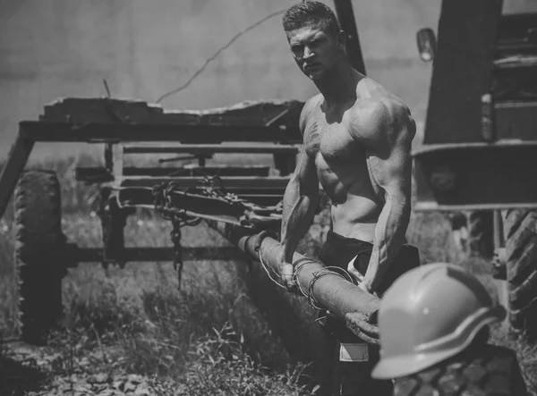 Concept de travailleur sexy. Constructeur musculaire le jour ensoleillé . — Photo