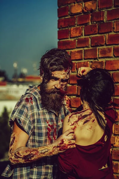 Hombre zombie y espeluznante chica — Foto de Stock