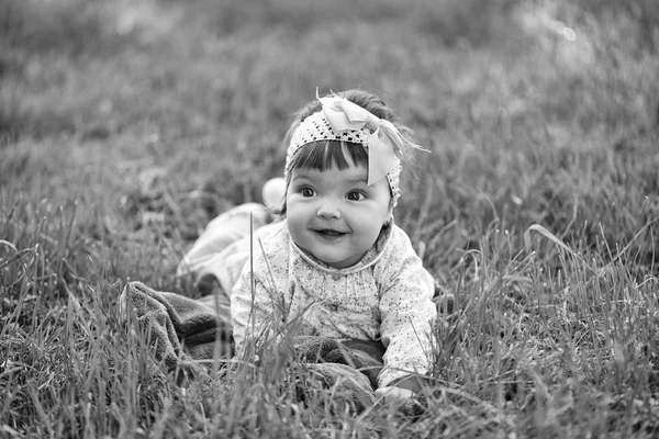 Cute baby girl on green grass — Stock Photo, Image