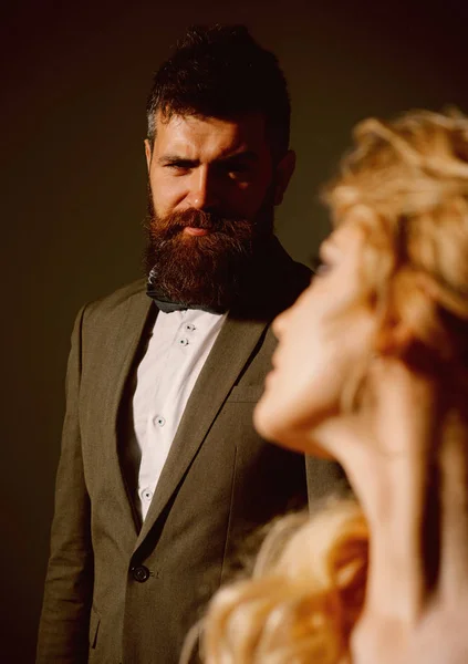 Estoy soltero hasta que tenga una fecha de boda. Hombre barbudo y mujer sexy en la primera cita. Un par de hombres y mujeres salen el día de San Valentín. Pareja enamorada. Feliz día de San Valentín. Uno y único amor — Foto de Stock