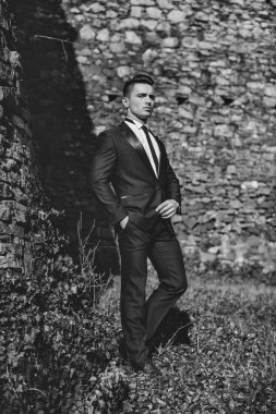 Zarif adam pozlar açık