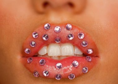 Bir gülümseme dudaklarımda çalış. Seksi dudaklar. Seksi kadın gülümseme. Dudaklar için silikon enjeksiyonu. Silikon diş diş telleri. Diş Bakımı. Botox tedavisi. Botox ve dolgu. Kendi makyaj hakkında güzellik yaratıyor
