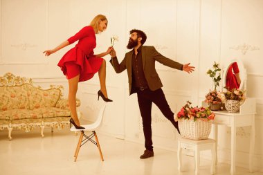 Romantik kavramı. Romantik Çift tarihte. Sakallı adam için şehvetli kadın romantik çiçek ver. Devam et, romantik