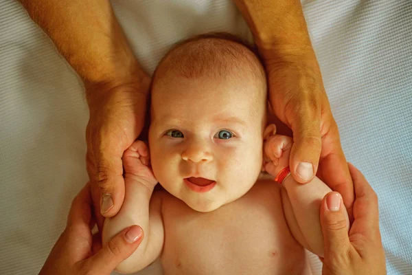 Total care. Nyfödd baby care. Nyfött barn och föräldrar. Tips för gott föräldraskap. Tips och tricks. Föräldraskap är det svåraste jobbet du någonsin kommer att ha — Stockfoto