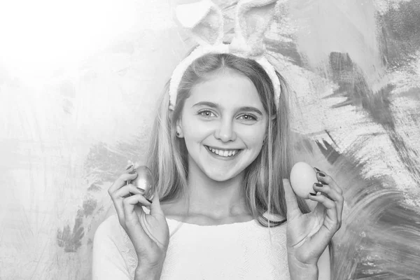 Glad påsk-flicka i bunny öron med guld, blå ägg — Stockfoto