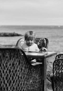 Menü kartı şirin bebek çocuk okur