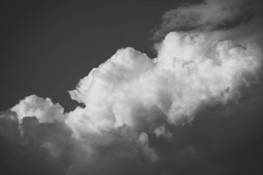 Beyaz bulut ile gökyüzü. Mavi gökyüzünde duman. Hava durumu ve tahmin. atmosfer ve hava bulutlu güneşli gökyüzü ile.