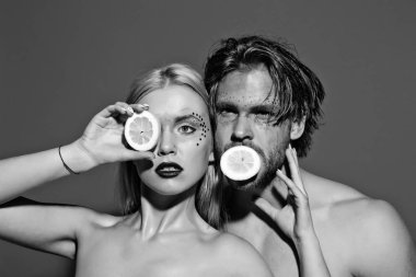 adam ve kız makyaj ile limon tutun