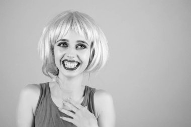 Parlak yapay saç ile gülümseyen kız.