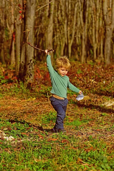 Мальчик играет в весеннем парке. Очаровательный мальчик возрастом наслаждаться солнечным днем на открытом воздухе. Счастливое детство длится всю жизнь — стоковое фото