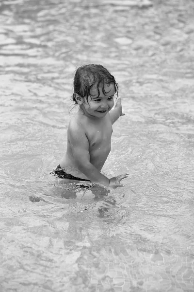 Lindo niño alegre bebé tiene baño en la piscina al aire libre —  Fotos de Stock