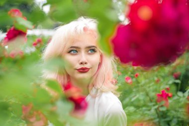 Yaz güzellik. Makyaj kozmetik ve cilt bakımı. Çiçekli bahar kadın. Kadın moda portre. saç boyama. yaz makyaj kız. Keyifli bahar günü