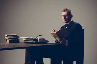 Küçük iş kavramı. Takım elbiseli adam. Mafya. Para kazanmak. İşadamı muhasebeci ofisinde çalışıyorum. Ekonomi ve finans. Adam muhasebeci. Para hareket. İş modern teknolojiler kullanarak