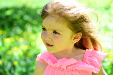 Bahar kalbimde var. Yaz kız moda. Mutlu çocukluk. Bahar. hava tahmini. yüz cilt bakımı. çiçekler alerjisi. Küçük çocuk. Doğal güzellik. Çocuk günü. Güneşli bahar küçük kız