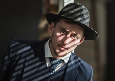 Retro adam. Takım elbiseli adam. Mafya. Para kazanmak. Para hareket. İşadamı muhasebeci ofisinde çalışıyorum. Küçük iş kavramı. Ekonomi ve finans. Adam muhasebeci. İşe giderken