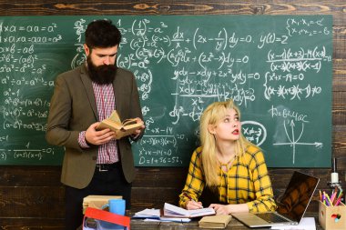 Eğlenmek için zaman yapmak daha iyi eğitim için öğrenciler sağlar. Birlikte masada oturan öğrenciler. Masada sınavı için kitap okuma laptop ile kendine güvenen öğrenci.