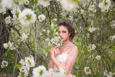 Yaz günü. Doğal güzellik ve spa terapisi. Bahar tatili. hava tahmini. Yaz kıza çiçek açan ağaç. Bahar moda makyaj kadınla. yüz ve cilt bakımı. kadın sağlık. çiçekler için Anti