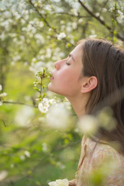 Keyifli bahar günü. Kadın moda makyaj ile. Uzun saçlı kız yaz. yüz ve cilt bakımı. Yaz aylarında seyahat. Bahar kadın. Bahar ve tatil. çiçeği. Doğal güzellik ve spa terapisi