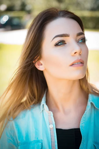 En perfekt modell. Sexig kvinna med sensuell look. Visage hudvård och makeup. Skönhet och mode ser hudvård modell. Vacker kvinna med sexig smink och långt hår. Hennes inre skönhet lyser igenom — Stockfoto