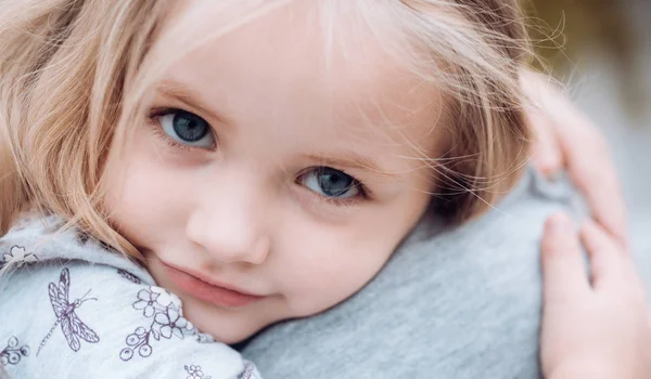 Giornata dei bambini. Piccola bambina. Estate. Festa della mamma. Un nuovo concetto di vita. Valori familiari. Ti voglio bene. La bambina abbraccia sua madre. Amore in famiglia. L'infanzia. Ti voglio bene mamma — Foto Stock