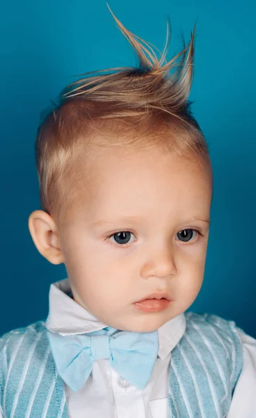 Krijgen van uw gestyled haar naar de hele dag duren. Kleine jongen met stijlvolle kapsel. Jongenskind met stijlvolle blond haar. Klein kind met rommelig top kapsel. Gezond haar gewoonten. Haar styling producten — Stockfoto