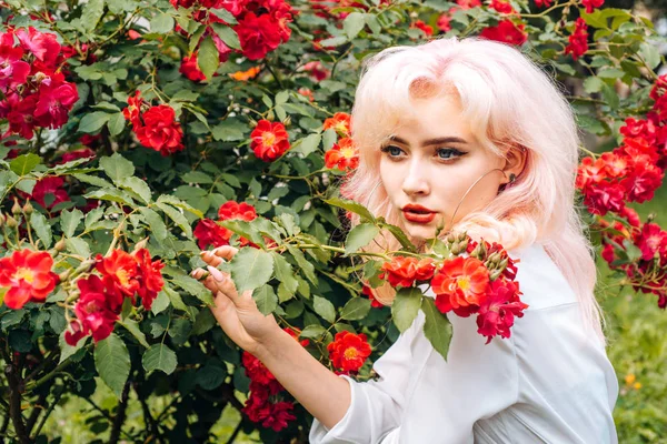 yaz makyaj kız. Çiçekli bahar kadın. Yaz güzellik. Makyaj kozmetik ve cilt bakımı. Kadın moda portre. saç boyama. Pozitifliği hızlı