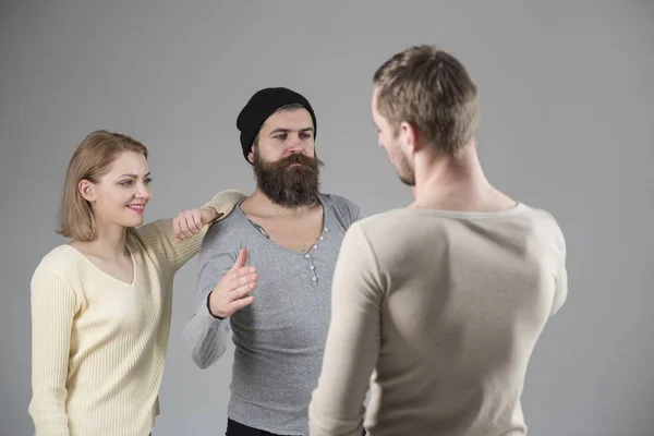 Hallo vriend. Kring van vrienden. Vrienden groeten uit te wisselen. Paar bebaarde man en vrouw voldoen aan hun beste vriend. Vertrouwen en smaak. Vriendschap relaties. Groep mensen. Dag van de vriendschap — Stockfoto