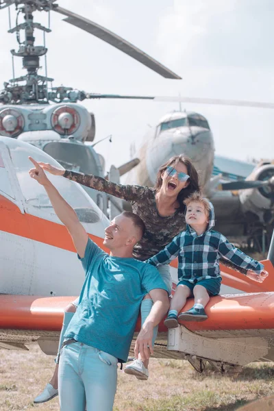 Voando em asas de amor. Excursão aérea e viagens. Mulher e homem com menino criança no helicóptero. Boas férias em família. Casal de família com filho em viagem de férias. Desfrutando de viajar por via aérea — Fotografia de Stock