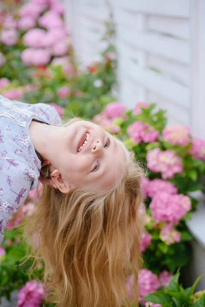 Estate. Festa delle madri o delle donne. Ragazzina al fiore in fiore. Giornata dei bambini. Piccola bambina. Fiori primaverili. L'infanzia. Un nuovo concetto di vita. Vacanze primaverili. Ragazza felice. Giornata estiva — Foto Stock