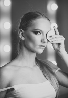 Kadın yüz cilt temizliğinde pamuk yastık kullanın. Cilt bakım, tedavi ve terapi. Güzellik modeli ile yeni bir yüz cilt, Cilt Bakımı. Kadın makyaj ile pamuk yastık kaldırın. Makyaj uygulama veya kaldırma.