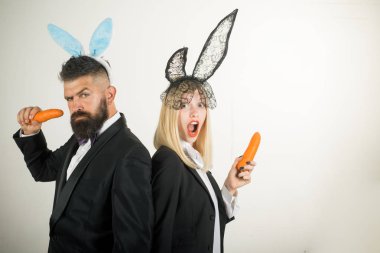 Mutlu Paskalya yortusu yumurta çift. Paskalya gülümse. Sevimli tavşan tavşan havuç ye. Paskalya tavşanı elbise.