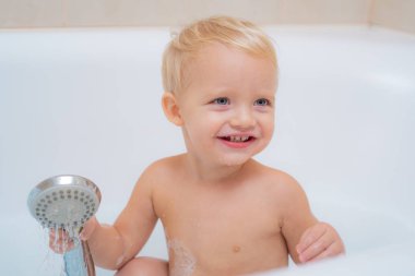 Çocuklar banyo eğlenceli. Banyo. Mutlu çocukluk. Hijyen ve genç çocuklar için bakım. Sevimli küçük çocuk banyoda banyo almak gülümseyen.