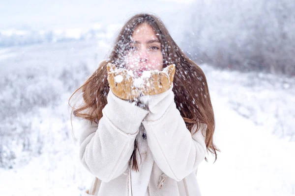 幸せな冬子。冬にかわいい男の子。冬の休日のコンセプトです。降雪. — ストック写真