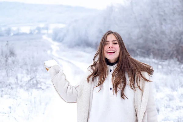 Joyeux hiver femme sur fond neigeux. En plein air. Joyeux beauté jeune femme s'amuser dans Winter Park. Neige femme hiver. Vêtements hiver femme. — Photo