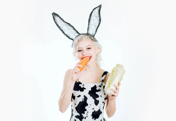 Leende påsk. Söt kanin - ung kvinna med banny öron. Easter bunny klänning. — Stockfoto