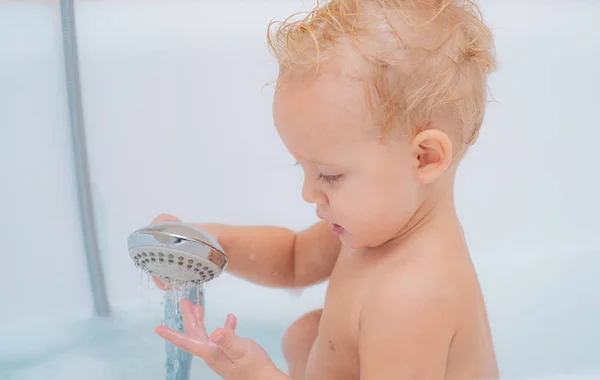 Noworodek szczęśliwy twarz w kąpieli. Uśmiech i śmianie się dziecko. Przyjemne małe dziecko grając w wanną. Mydło do kąpieli dla dzieci. — Zdjęcie stockowe