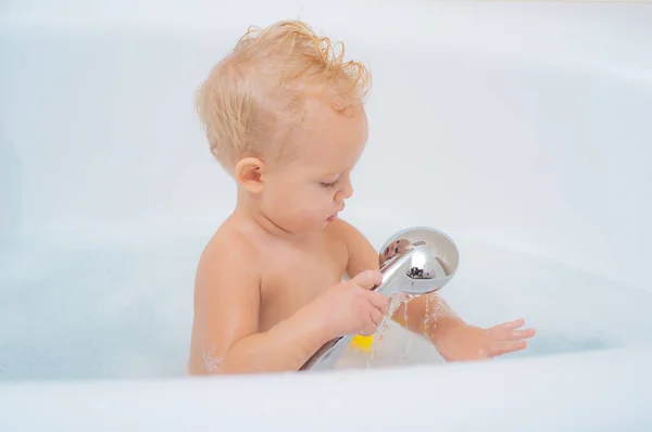 Tvätta spädbarn hygien och hälsa och hudvård. Roliga glada småbarn rengöring kroppen i badet. Babybad. Baby bath leksak. — Stockfoto