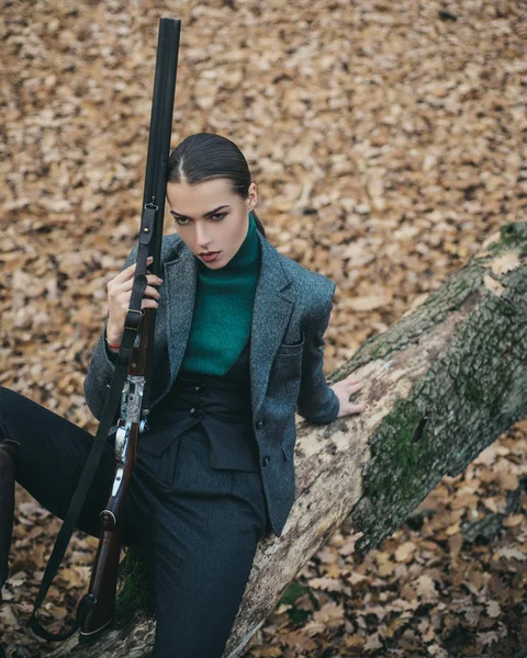 Donna con una pistola. Cacciatrice. Hunter con uno zaino e una pistola da caccia. Un cacciatore con una pistola da caccia e forma di caccia per cacciare . — Foto Stock