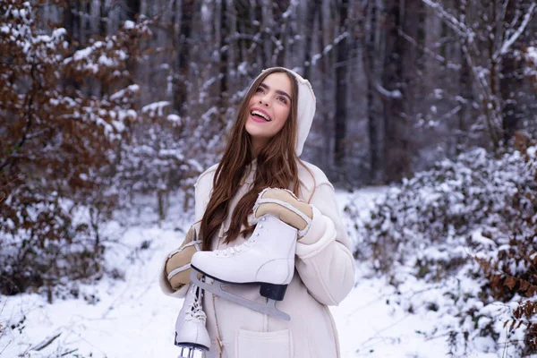 Ao ar livre. Joyful Beauty jovem mulher se divertindo no Parque de Inverno. Mulher de inverno neve. Roupas de inverno . — Fotografia de Stock
