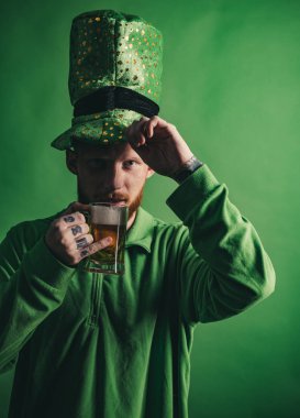Masal cinleri şapka. Adam yeşil arka plan üzerinde kutlamak St Patricks Günü.