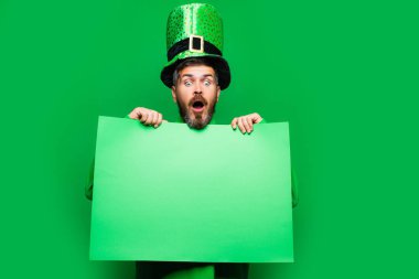 Adam yeşil zemin üzerine St Patricks Günü kutlamak. Yeşil patricks arka plan. Kopya alanı.