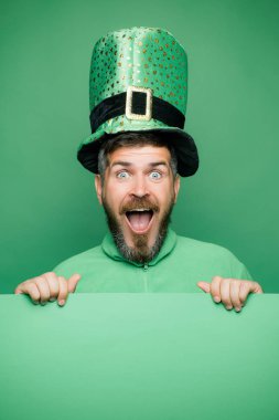 Yeşil arka plan üzerinde Saint Patricks Day cin parti şapka adam. Başlık sayfası veya kart.