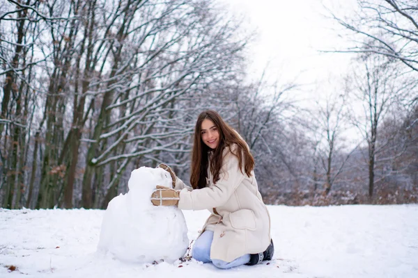 享受大自然的冬天。冬天的女人很快乐美丽的姑娘穿着白衣在冬天的森林里. — 图库照片
