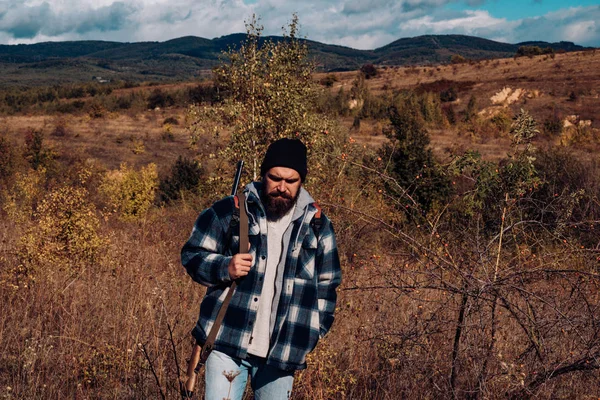 Jägare med hagelgevär pistol på jakt. Jägare i jakt höstsäsongen. Man innehav hagelgevär. Fjälljakt. — Stockfoto