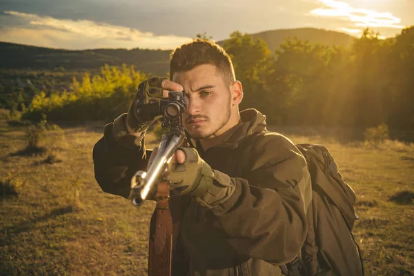 Chasseur avec fusil puissant avec des animaux de repérage de portée. Hunter Classic. Chasseur avec fusil de chasse en chasse. Homme chasseur . — Photo